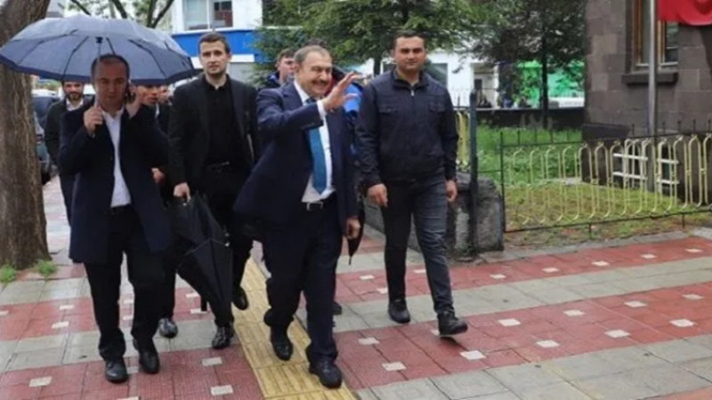 Eroğlu ve Uluçay, esnaftan destek istedi