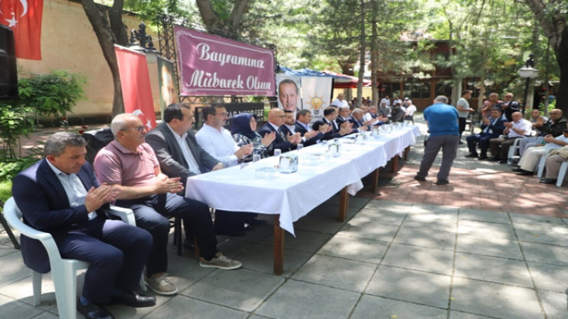 AK Parti’de geleneksel bayramlaşma programına yoğun ilgi