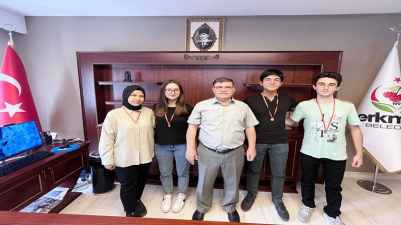 Erkmen Belediyesi'nden dereceye giden öğrencilere Cumhuriyet Altını