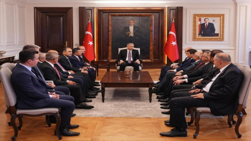 İçişleri Komisyonu’ndan bakan Yerlikaya'ya geçmiş olsun ziyareti