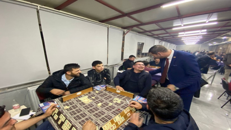 Alper Yağcı kahvehanelere ziyaretlerde bulundu