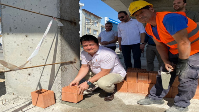 Başkan Aynacı, Bolvadin'de yapımı devam eden inşaata ilk tuğlayı koydu