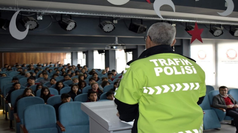Emniyet ekipleri tarafından öğrencilere bilgilendirme yapıldı