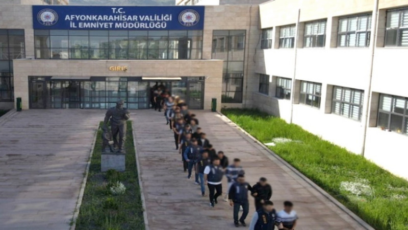 Afyonkarahisar'da yapılan operasyonda birçok kişi gözaltına alındı