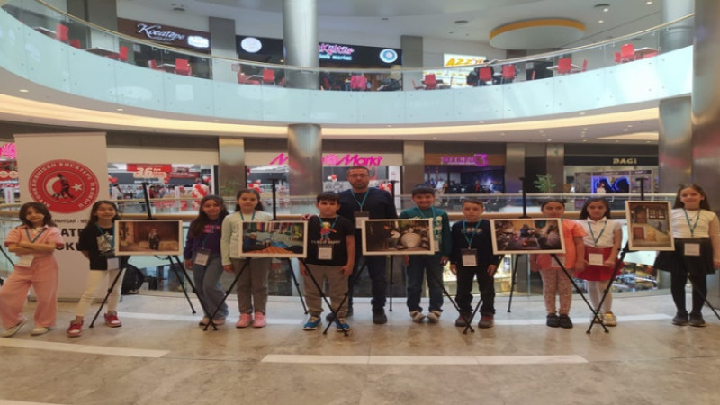 Miniklerin fotoğraf sergisine büyük ilgi gösterildi