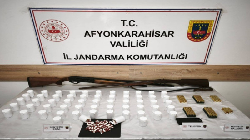 Asayiş arama emriyle aradığı yerde yasa dışı maddeler ele geçirdi