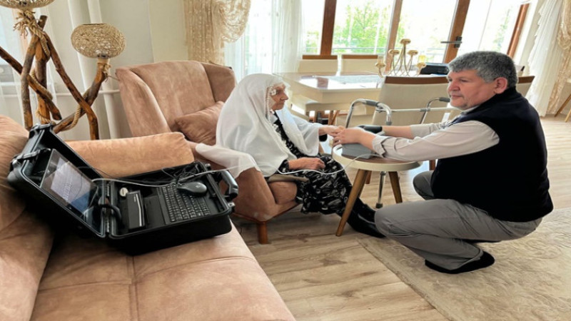 87 yaşındaki kadının nüfus cüzdanı evde yenilendi