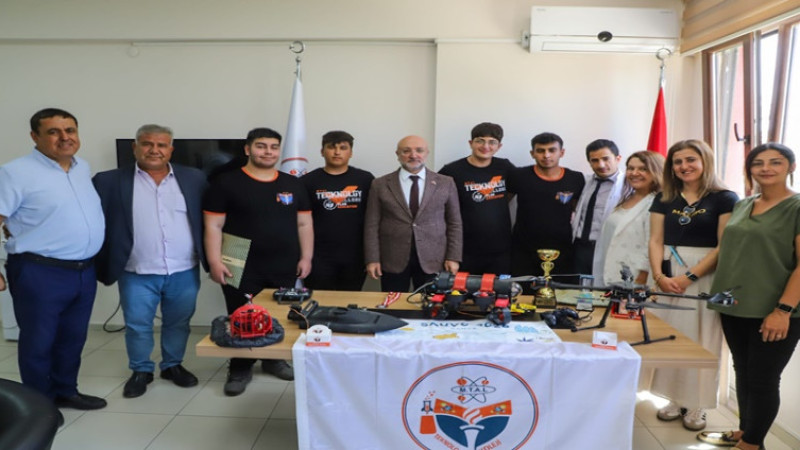 Başkan Şahin'den başarılı öğrencilere tebrik ziyareti